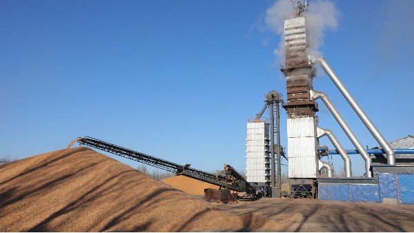 烘糧噸成本降至28元！300噸烘干塔用上秸稈直燃熱風(fēng)爐，相比燃煤一天節(jié)省一萬六！