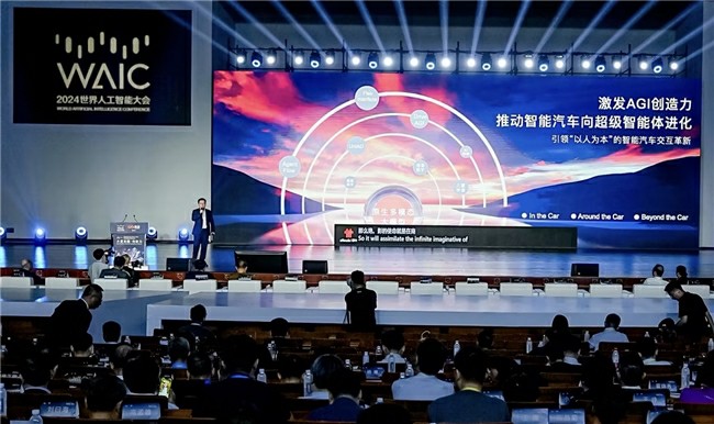 多模態(tài)大模型引領(lǐng)「以人為本」的智能汽車(chē)交互革新，商湯絕影亮相WAIC 2024